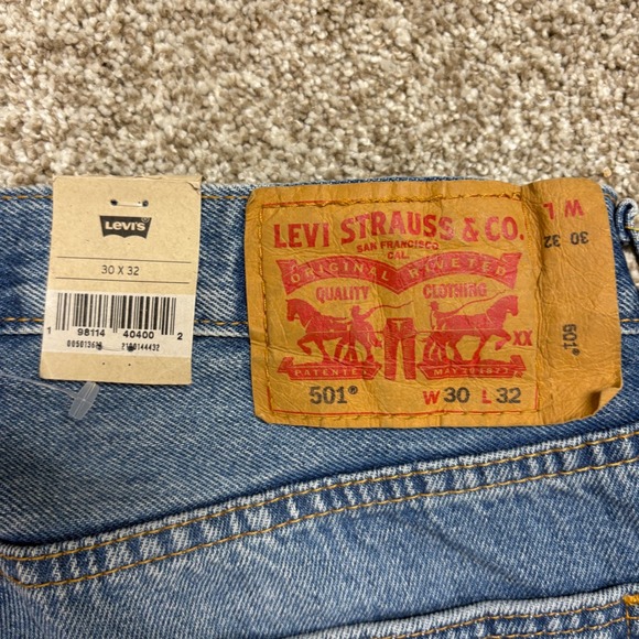 NWT Levi's 501 Original Jeans Mens 30x32 Blue Distressed Straight Leg Denim - Picture 3 of 6